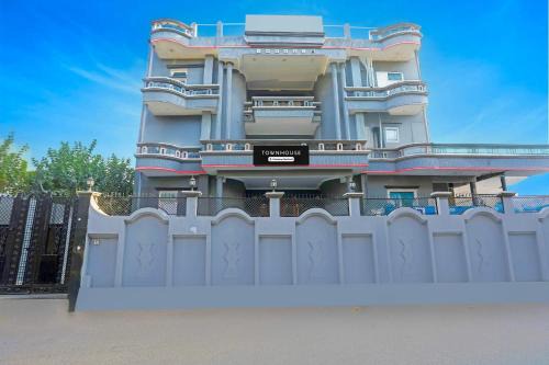 Super Townhouse Vijay Khand Gomti Nagar