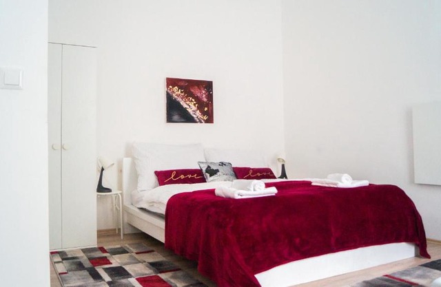Superb 3 Apt Complex for 9P near Wiener Stadthalle