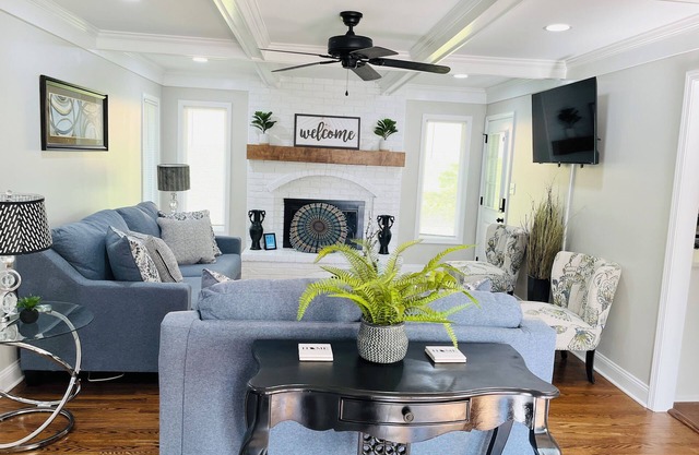 Superbly Spacious 4BR/Suite NKC Near KC Chiefs
