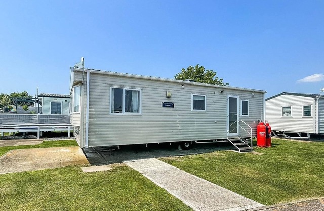 Superb 6 berth caravan at St Osyth Beach, near Clacton-on-Sea ref 28008MC