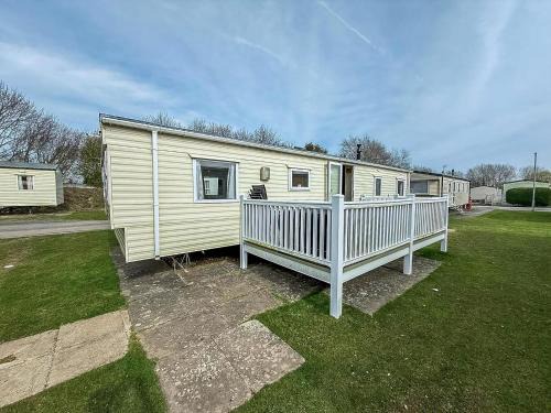 Superb 8 Berth Caravan At Southview Holiday Park Near Skegness Ref 33027Tc