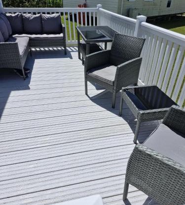 Superb 8 Berth Caravan With Decking At Kessingland Beach Ref 90018Bv