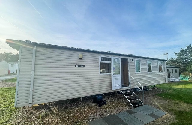 Superb 8 berth caravan at Caldecott Hall Country Park, Norfolk ref 91055C