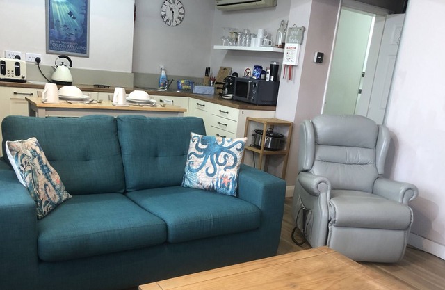 Apartment in Bourne With Alexa, Netflix and 50” tv