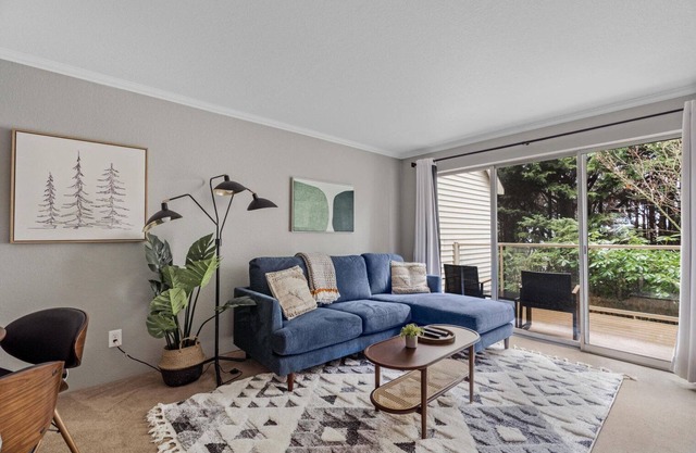 Superb Bellevue 2BR w/ Balcony & Lake Views, nr Parks, by Blueground