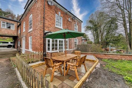 Superb Bridgnorth House with Parking & Garden Perfect for Families and Business - Sleeps 6 by PureStay
