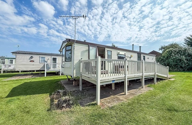 Superb caravan with decking close to Hunstanton beach in Norfolk ref 23060S