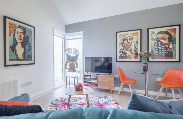 Superb Central Apt - With Parking!
