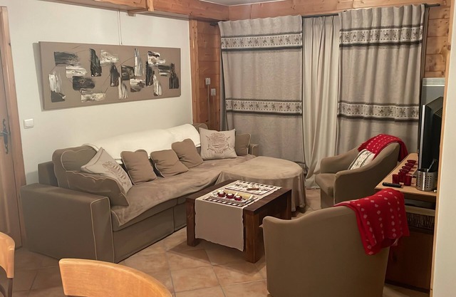 Superbe appartement cosy à la montagne avec piscine commune.