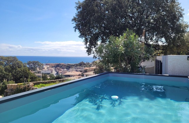 Superbe Villa de rêve avec vue panoramique à 200 ° sur la mer située à Solenzara