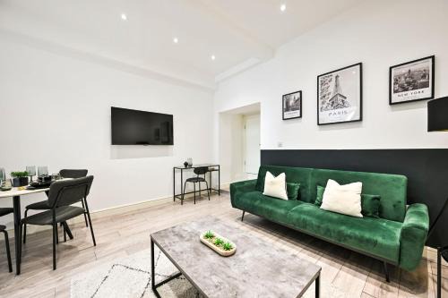 Superb Ealing Broadway Apartment- Steps to Tube & City Attractions