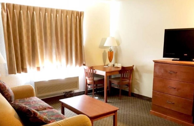 Superb Location, Affordable Stay! 2 Great Units, Pool and Tub, Gym, Breakfast!