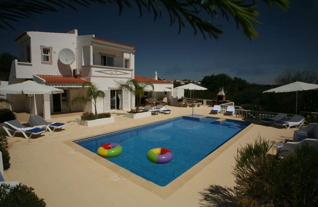 Superbe villa moderne de luxe, grande piscine privée, climatisation, Wifi et vues sur la campagne.