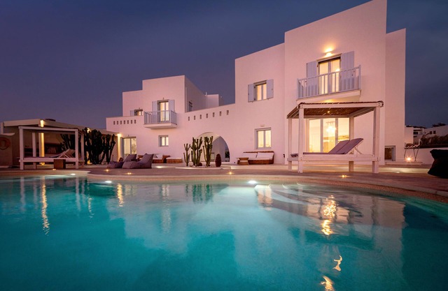 SUPERBE VILLA NEUVE, PROCHE DE LA PLAGE DU BLEU BLEU A AGIA ANNA NAXOS