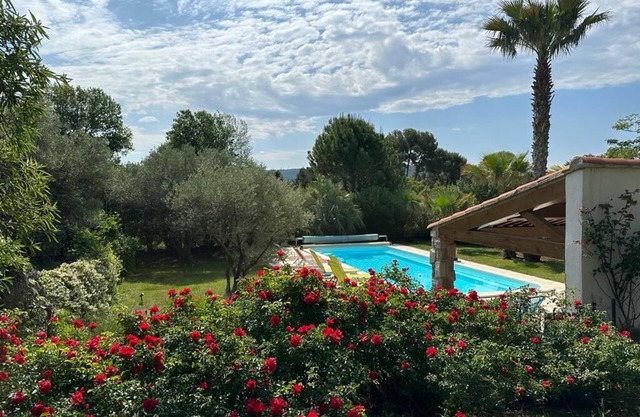 Superb Provencal villa with the sound of cicadas