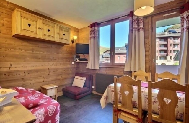 Increíble estudio-cabina para 4 en las pistas, balcón, guardaesquís, estacionamiento