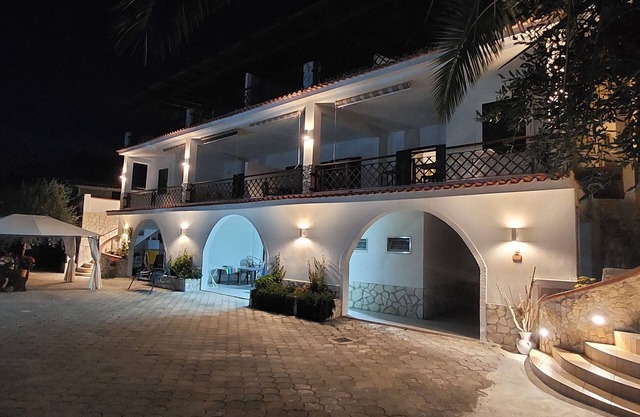 Superbe appartement de trois pièces au rez de chaussée d'une villa avec piscine