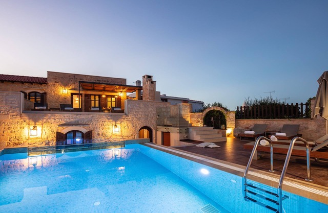 Superbe villa Rogdia avec piscine privée, à 2 minutes à pied des commodités locales