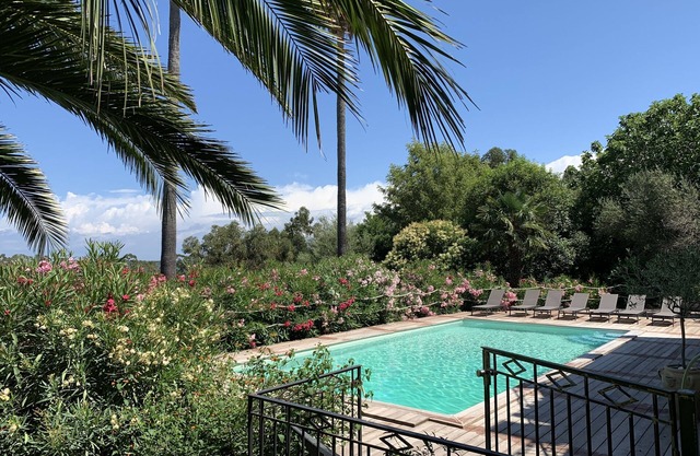 Superbe villa vue mer et montagne piscine chauffée et jardin paysagé de 4500 m