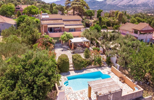 Superbe villa avec piscine privée dans un endroit magnifique au-dessus de la baie de Myrtos