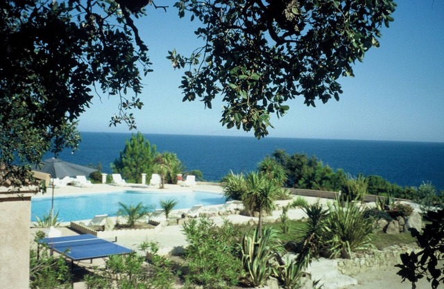 Superbe villa vue mer OU jardins dans une résidence avec piscine à Solenzara.