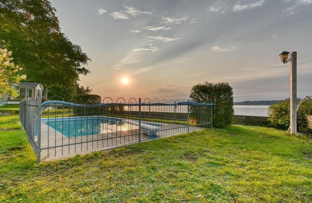 Superbe chalet en bordure de fleuve