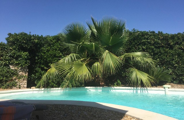 CASSIS Calanques superbe T2 climatisé dans Rez de VILLA Piscine privative Jardin