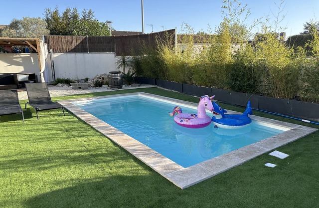Superbe villa 6 couchages + un lit bébé, jacuzzi, piscine, salle de sport, calme