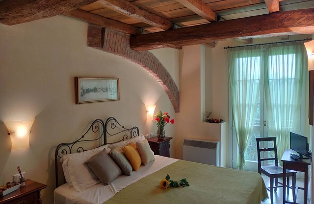 Chambre double / twin avec vue sur le jardin dans une ferme du 16ème siècle