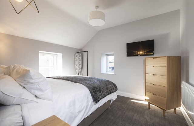Appartement-Supérieure-Salle de bain privée séparée-Vue sur Rue-Two Bedroomed...