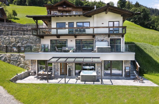 Chalet de luxe 310m² avec 2 bains à remous, 2 saunas, 2 cheminées, directement sur la piste de ski