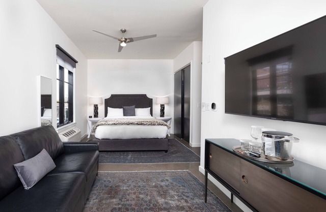 Superior King Suite | 121 Hotel by AvantStay