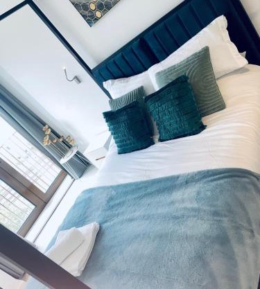 Superior Large Suite Luxury Living City Apartment, 2 Kingsize Bedrooms Business Suite - Free WiFi