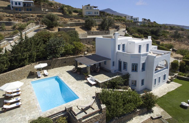 Retraite supérieure en bord de mer avec piscine privée, jardin et vue exceptionnelle sur le coucher du soleil
