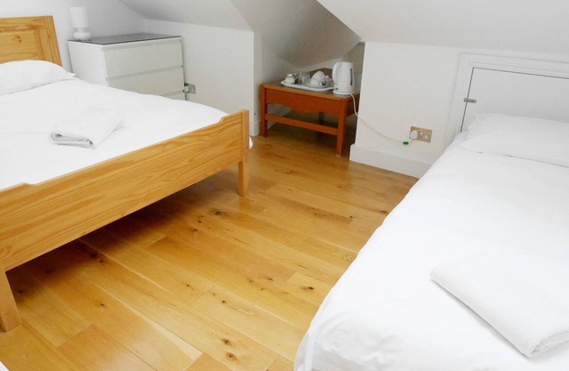 Studio-Supérieure-Salle de bain et douche-Vue sur Jardin-1&4 Self-contained
