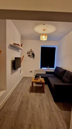 SuperValue Suite 9 - Fast WiFi, Hotel Linen, Keyless Entry, City only 10 Mins - BY PROPERTY PROMISE