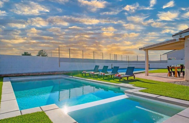 Supreme 5BDR Oasis w/Pool,Pickle Ball,Golf & More!