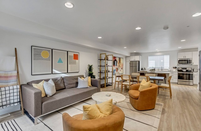Supreme Urban Adventurers' Townhouse 2 Suites/2.5BA +Garage