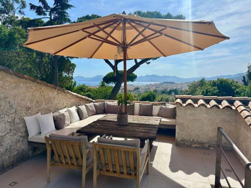 Sur les hauteurs de Cannes maison vue sur la baie