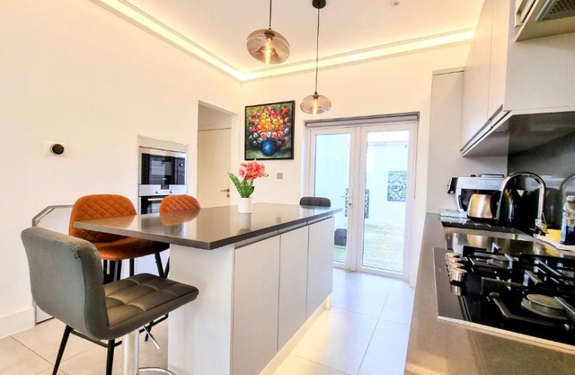 Surbiton Luxury Garden House 19