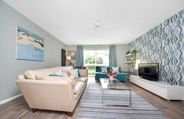 Surbiton modern 2 bedroom flat with parking