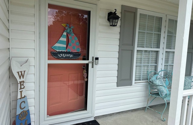 Charming 3-bedroom cottage close to everthing Surf City has to offer.