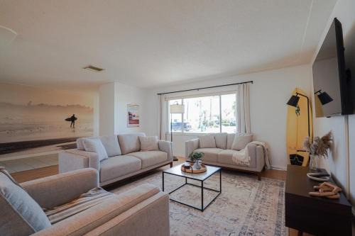 Surfers Corner - Stunning 4BR Waterfront Retreat