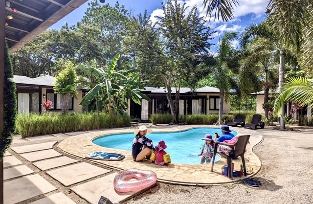 Nueva casa de vacaciones de lujo Beachwalk 3BR, Avellanas. Sendero tropical para surfear.