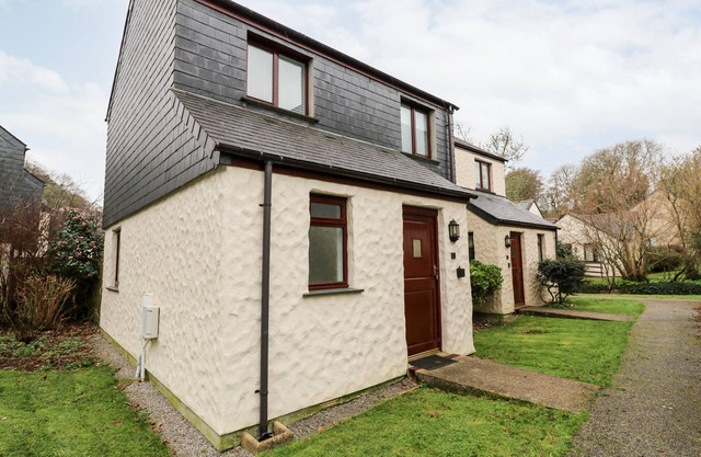 SURFERS RETREAT, pet friendly, with pool in Falmouth
