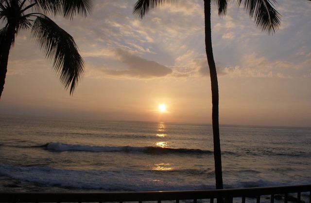Surfers et couchers de soleil-Kona Reef Ocean Front Unit