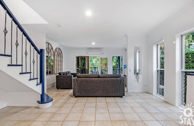Surfers Villa - 3 Bedroom 2 Bathroom Villa with Garage