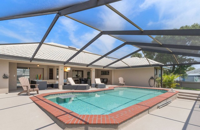 Surfside Beach House, 3BR, Private Pool, Pets, Boat Dock, Wi-Fi, Sleeps 8