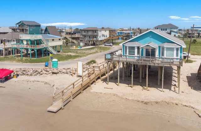 Surfside Beachfront Dream. Waterfront. Family Reunion and Pet friendly!
