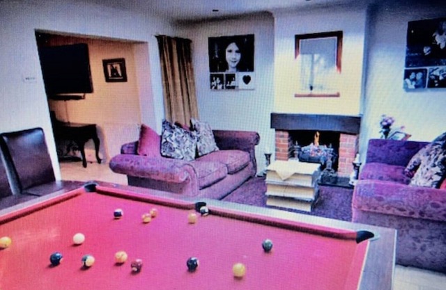 Surrey Pool/diner - Awesome for Entertaining - Sleeps 8